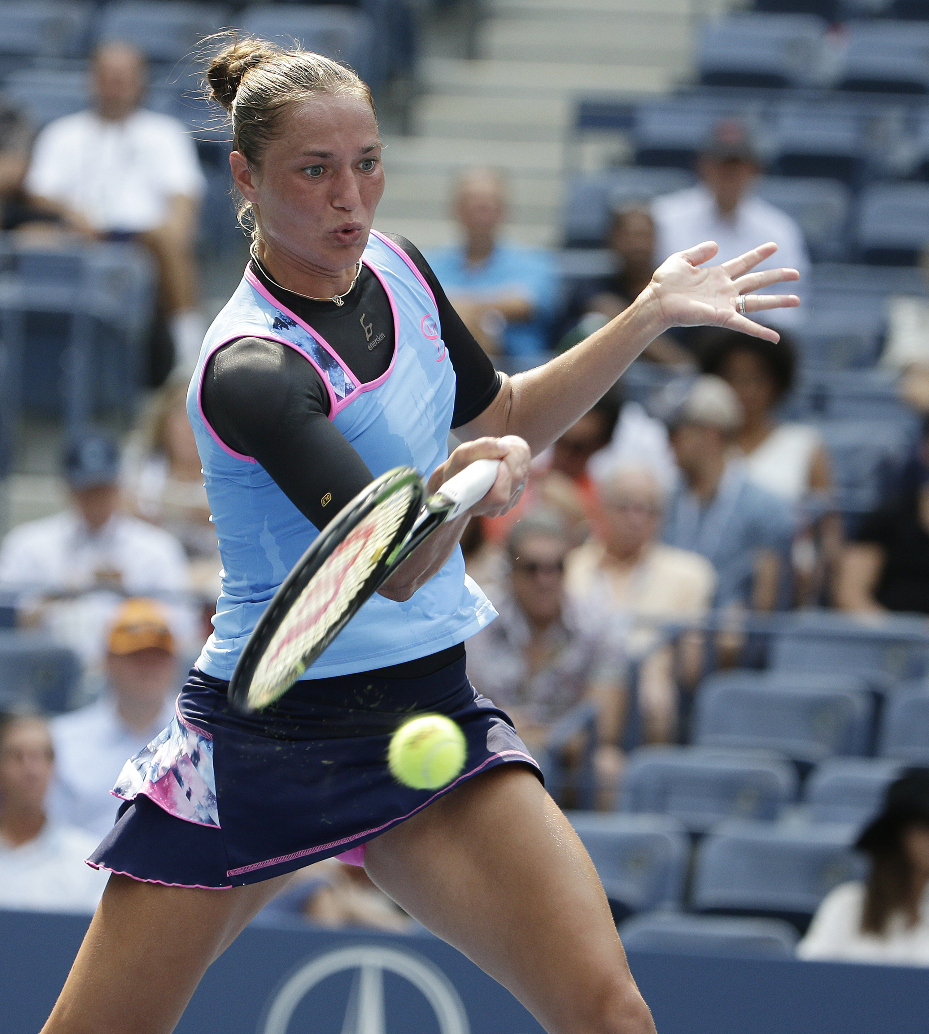 Simona Halep a câștigat în 77 de minute partida cu Katerina Bondarenko și e în turul 3 la US Open. ^”Simona, I love you!”, i-a strigat un american. Ceilalți tricolori intrați joi în concurs au căzut pe capete / LIVE BLOG & GALERIE FOTO