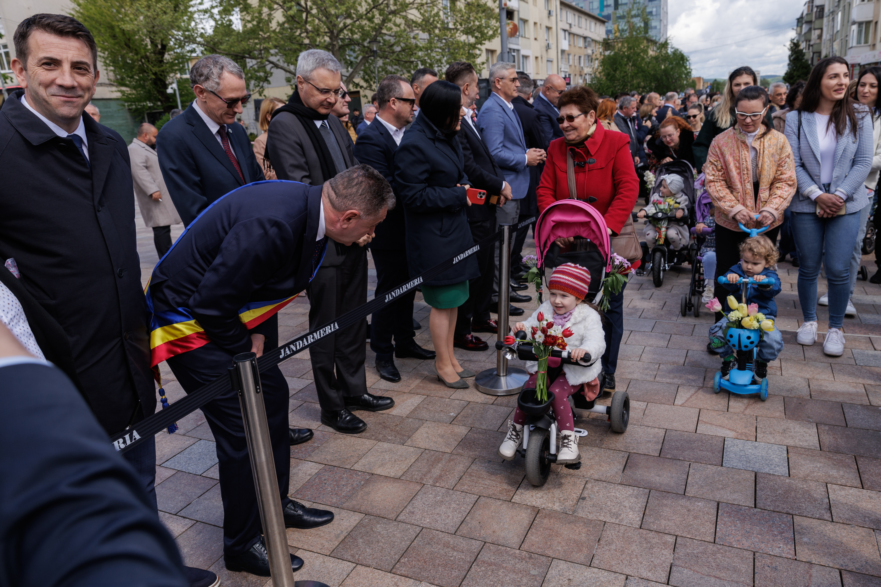 FOTO VIDEO REPORTAJ Cum a fost Parada Florilor ediția 2024: politicienii au împărțit scena cu micii prinți și s-au bucurat de cozonac gratis