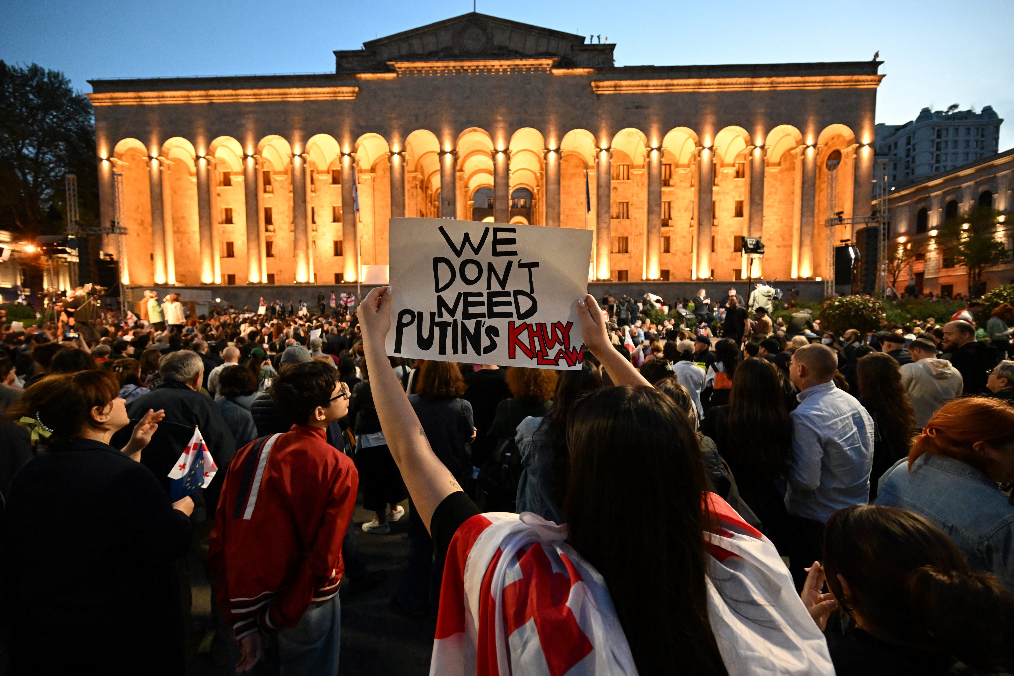 Mii de oameni au protestat din nou în Georgia împotriva legii privind „agenții străini”. Protestatarii, dispersați cu forța | VIDEO