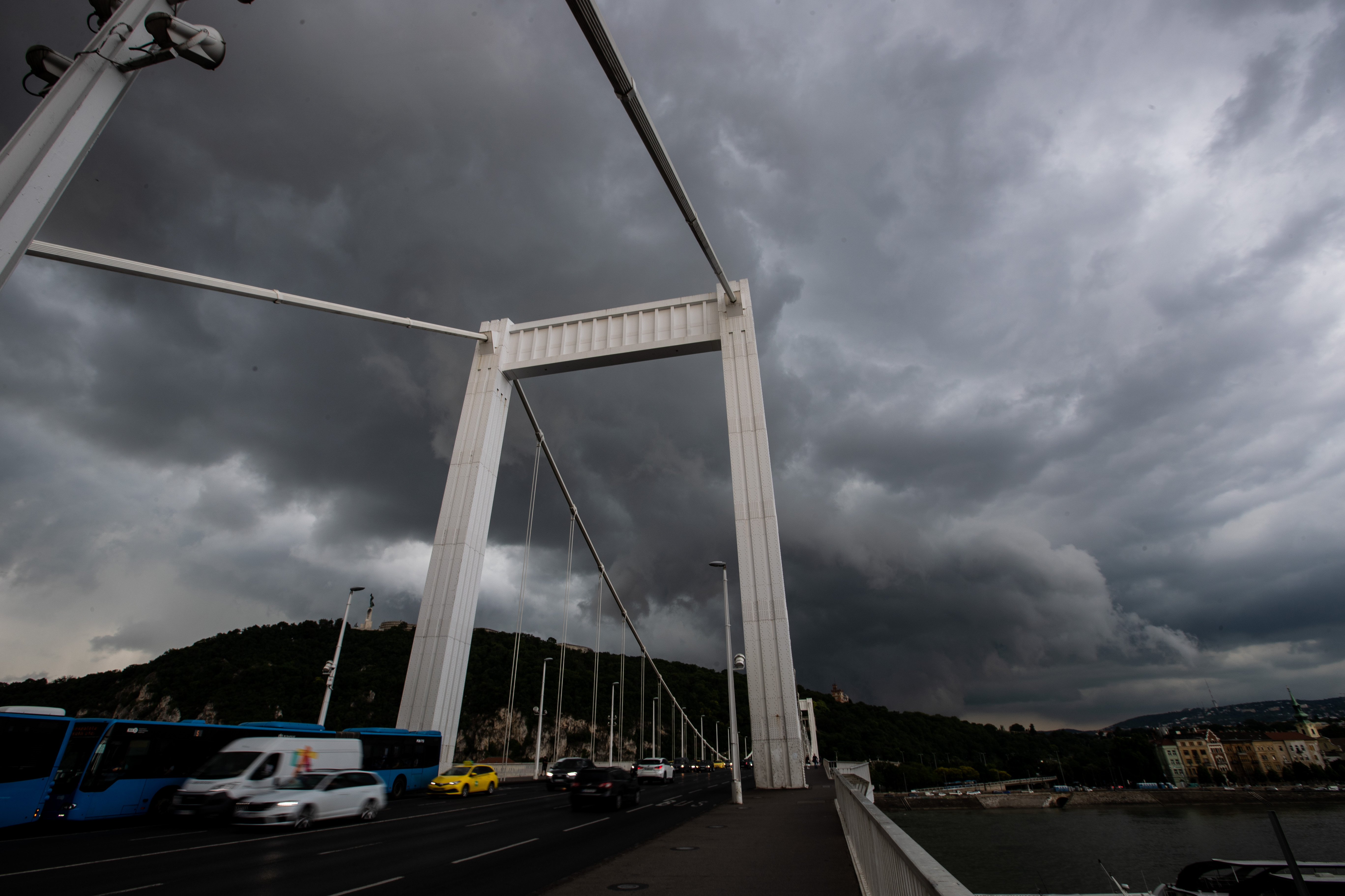 Fiatalokat sodort a Dunába a vihar Budapesten