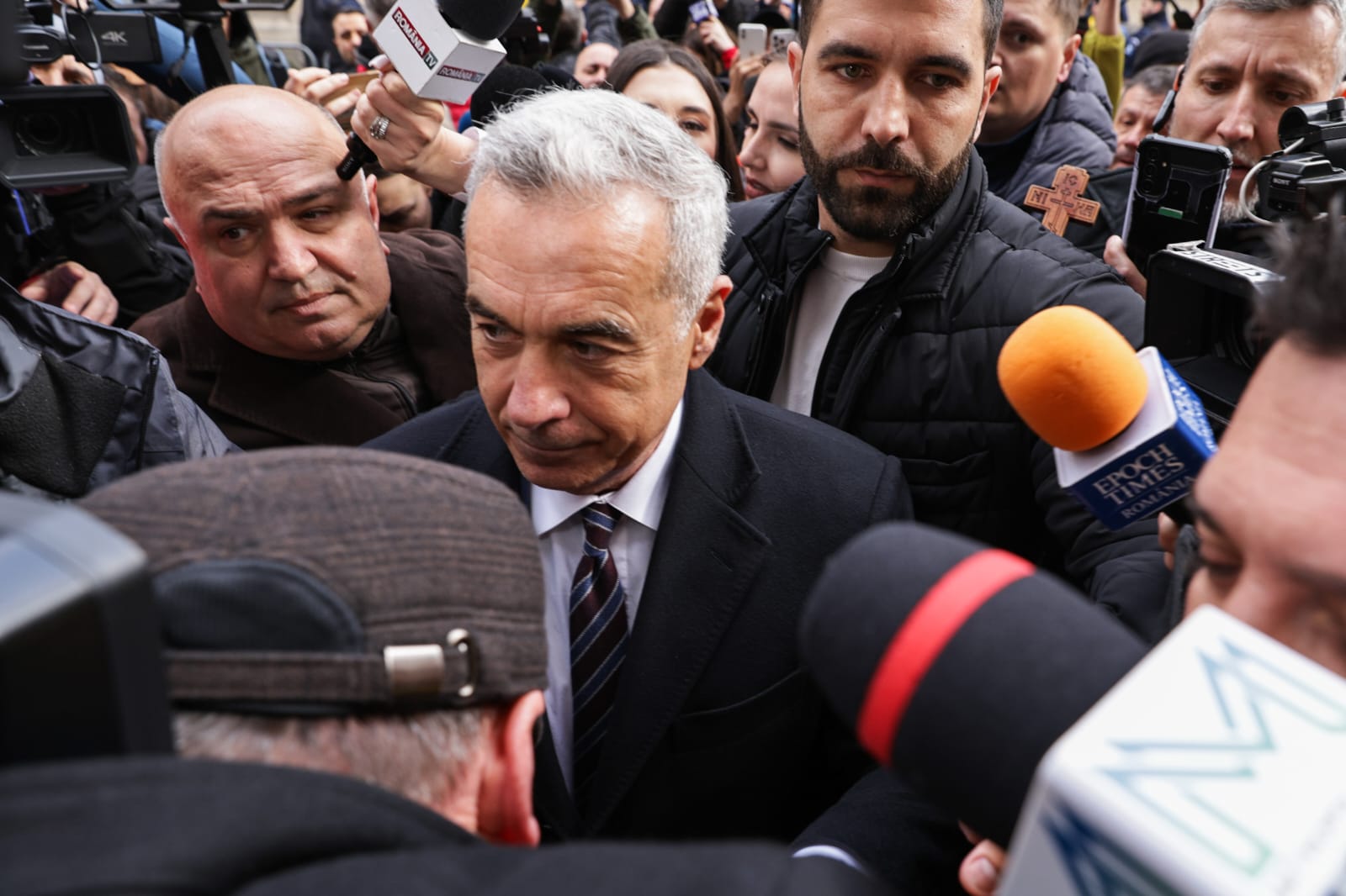Călin Georgescu, înconjurat de susținători în fața Judecătoriei Sectorului 1: „Sunt nevinovat”. Decizia judecătoriei, amânată
