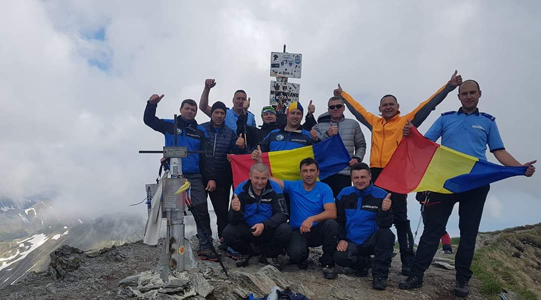Jandarmii au pus tricolorul pe cei mai înalți munți din România. Au mers prin zăpadă până la gât, ca să pună steagul pe Vârful Omu - FOTO