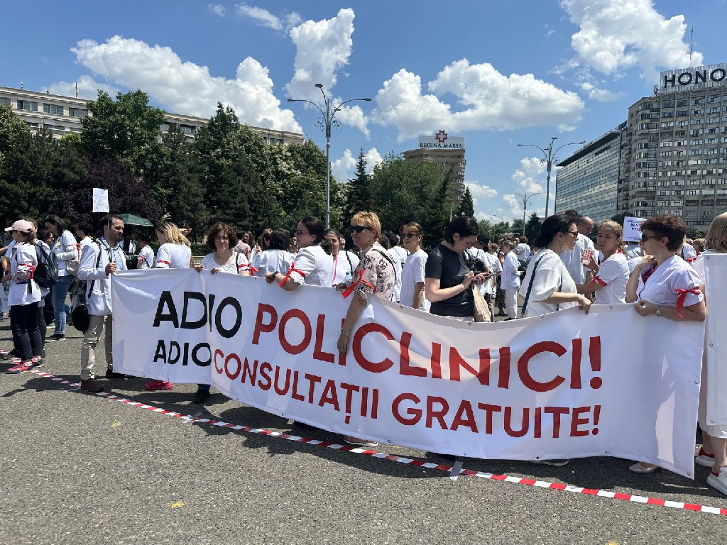 Protest al medicilor din cadrul ambulatoriilor de specialitate în fața Guvernului. Ce nemulțumiri au