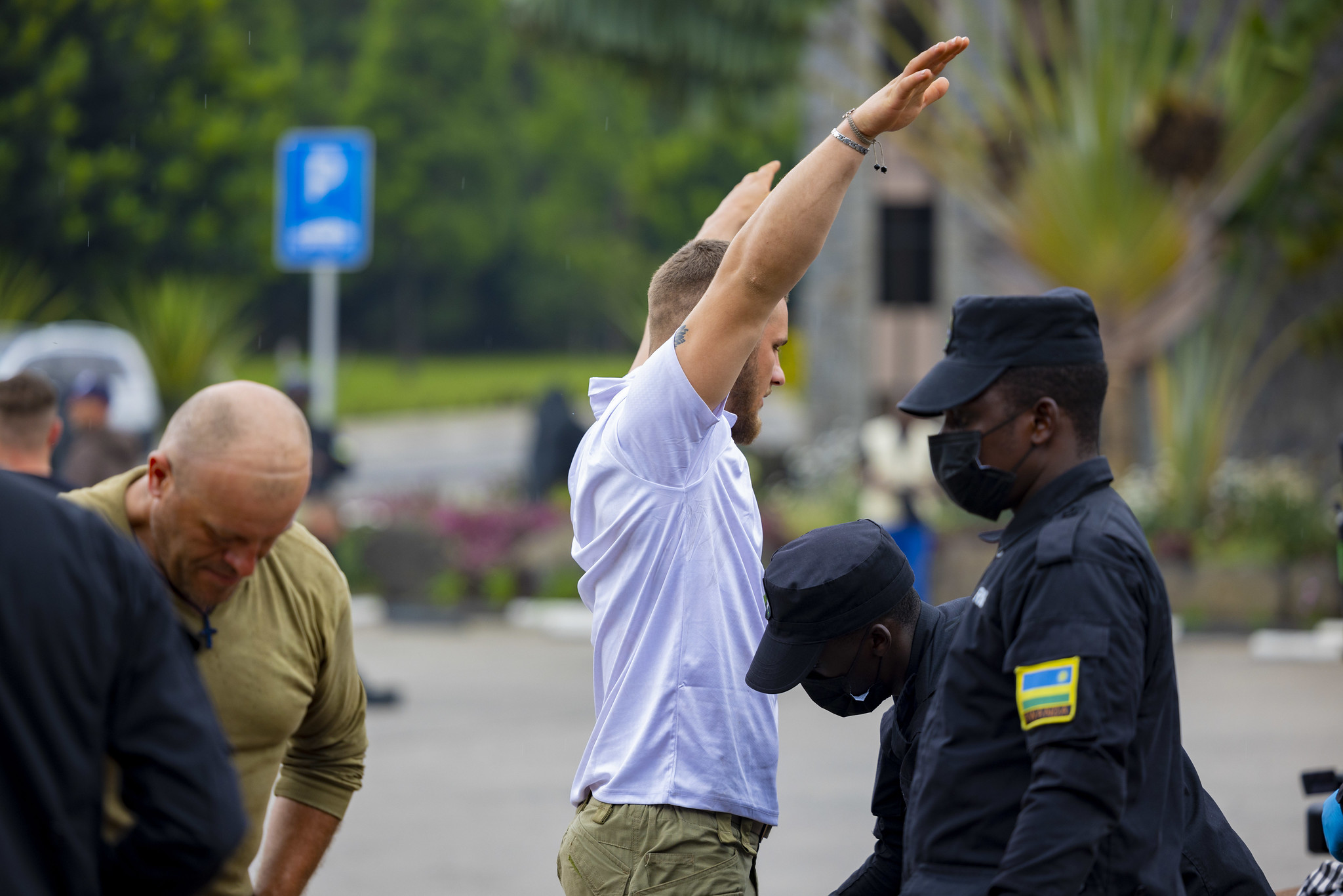 Cum au fost duși mercenarii români din Congo în Rwanda. Momentul a fost surprins de jurnaliștii locali