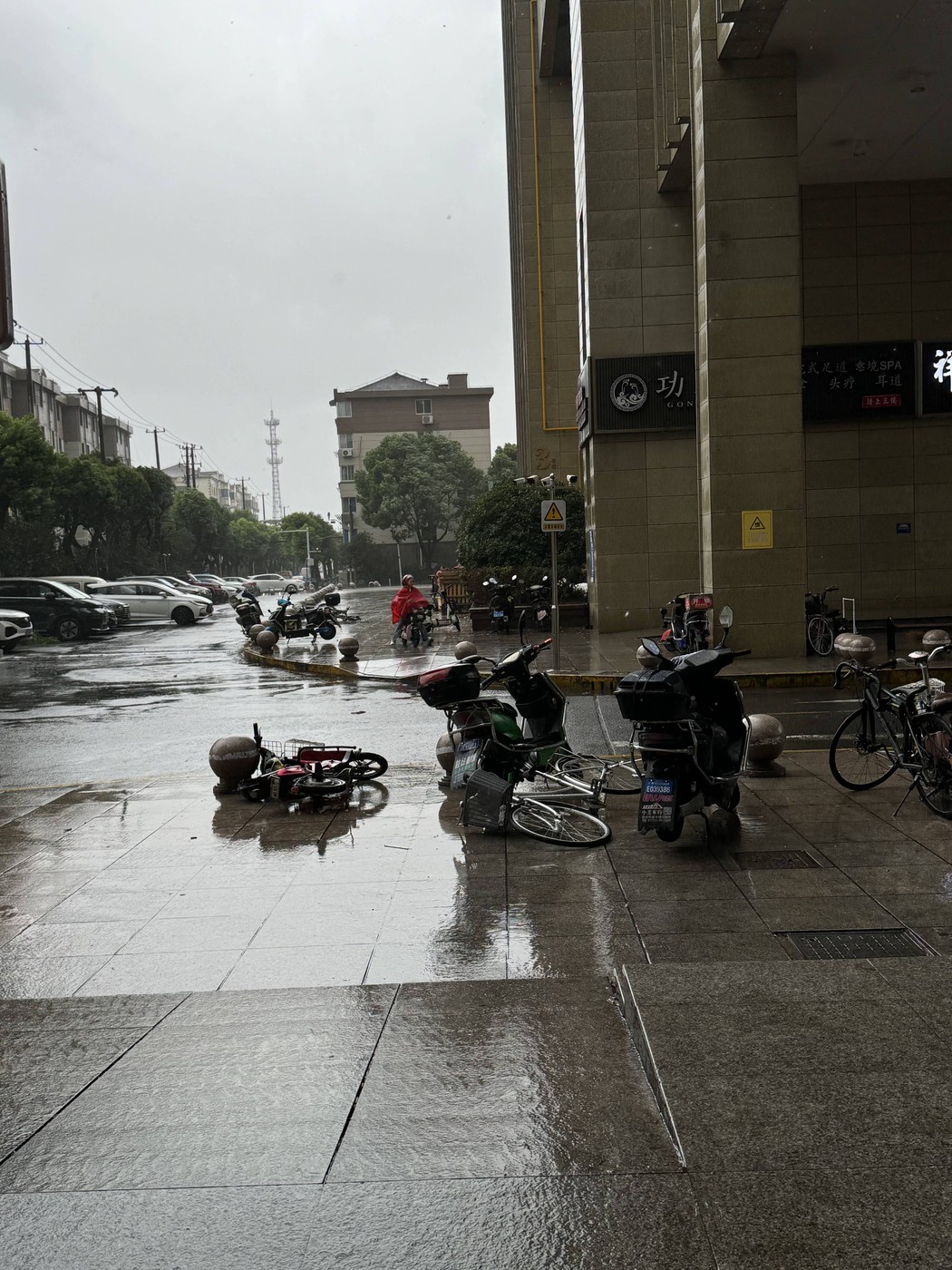 Oraşul Shanghai a fost lovit de cel mai puternic taifun care „atinge uscatul după anul 1949” VIDEO