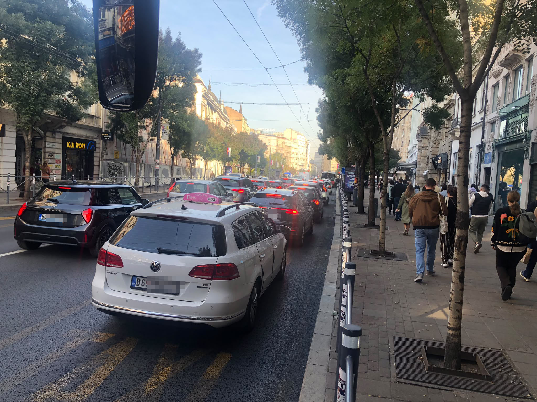 (FOTO, MAPE) CENTAR GRADA U KOLAPSU, VOZILA STOJE U MESTU I PO 10 MINUTA Putnici izlaze iz autobusa i nastavljaju pešaka, evo gde su još sve zakrčenja