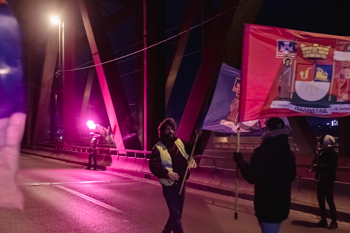 Blocadă pe un mare pod peste Dunăre din Belgrad. De aproape 4 luni, sârbii strigă „Corupția ucide!” | Video/Fotogalerie