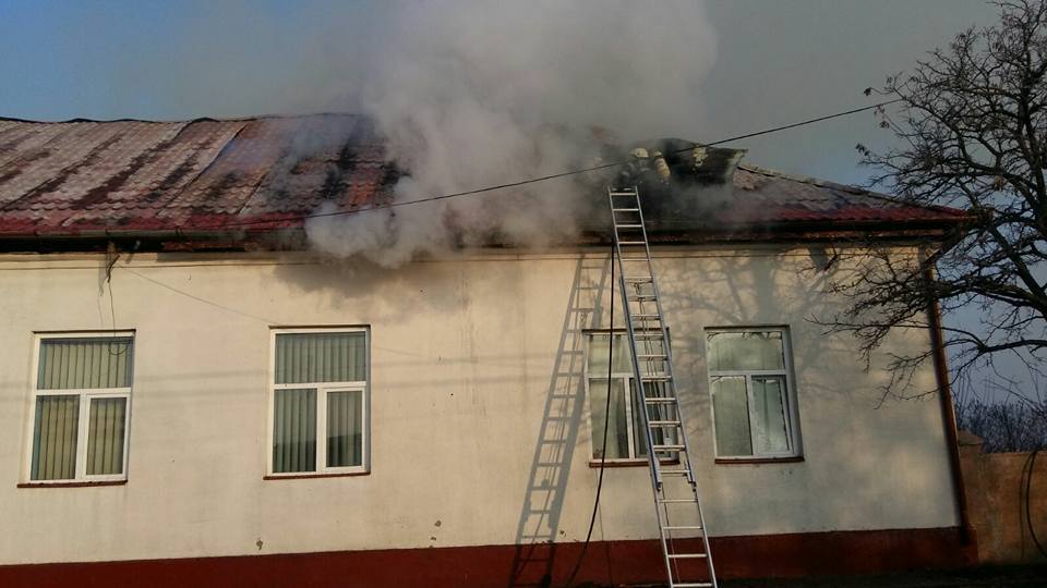 Incendiu la o școală din județul Timiș. Acoperișul clădirii, făcut scrum de flăcările uriașe