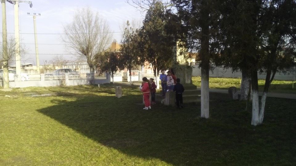 Elevii unei şcoli din Craiova se duc la o toaletă fără uşi! GALERIE FOTO
