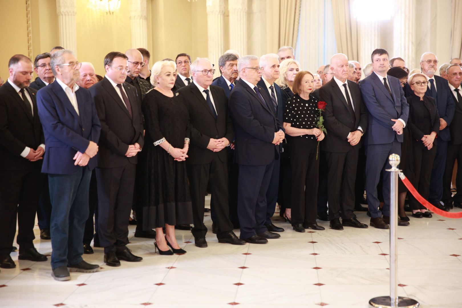 Slujba Stâlpilor, oficiată de preoți la catafalcul lui Ion Iliescu. Nume grele din politică au asistat la rugăciune