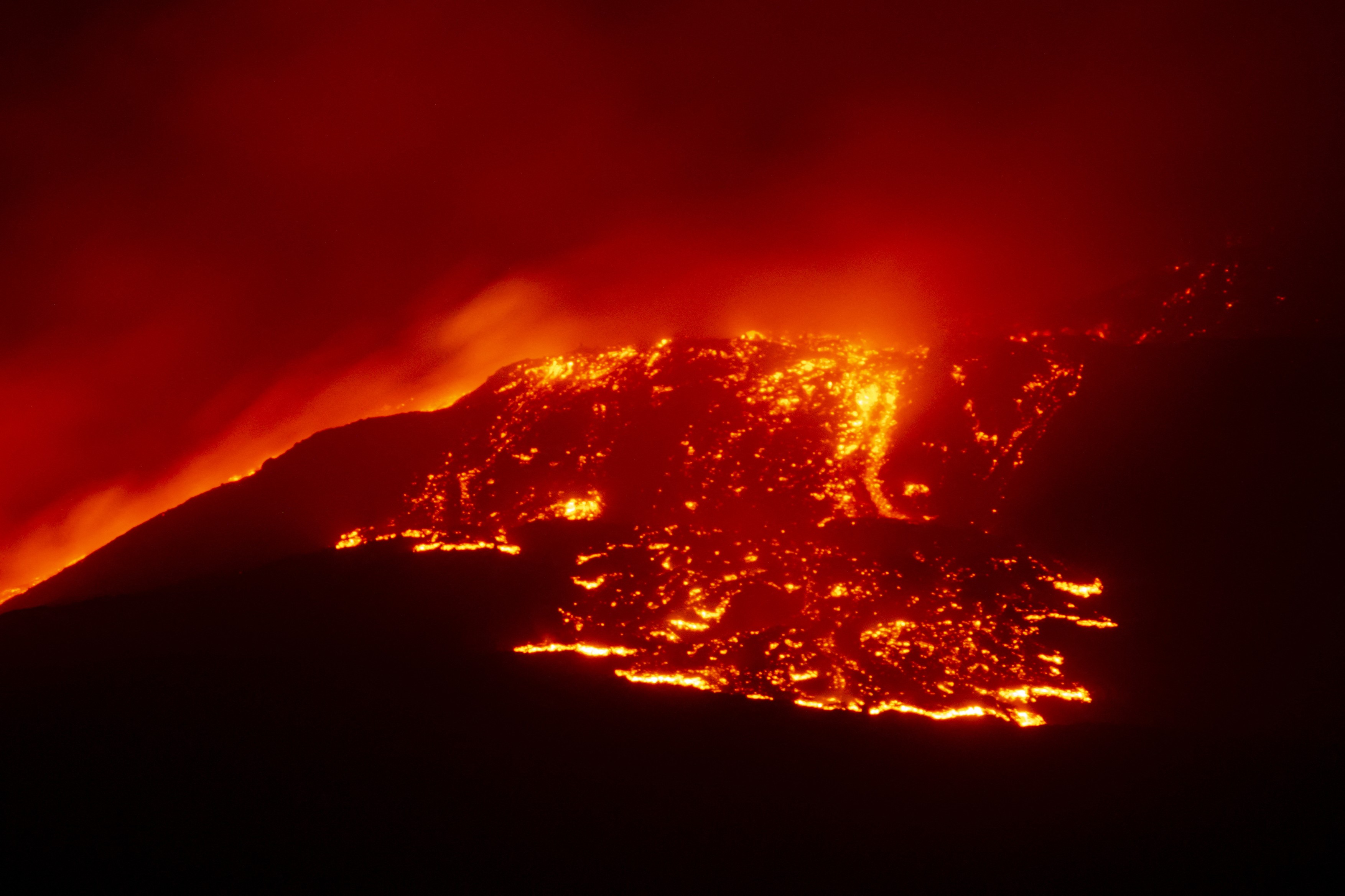 Imagini spectaculoase cu erupția vulcanului Etna. Aeroportul din Catania a fost închis, după ce pista și avioanele au fost acoperite cu cenușă