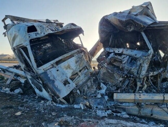 Trei șoferi de TIR au murit carbonizați în camioanele lor, care au luat foc după ce s-au ciocnit pe o șosea din Franța