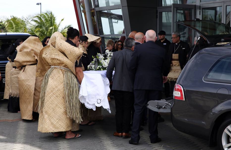 Imagini cutremurătoare de la căpătâiul lui Johan Lomu, decedat la doar 40 de ani! Copiii fostului star au purtat la ceremonie tricouri cu numărul 11 / GALERIE FOTO