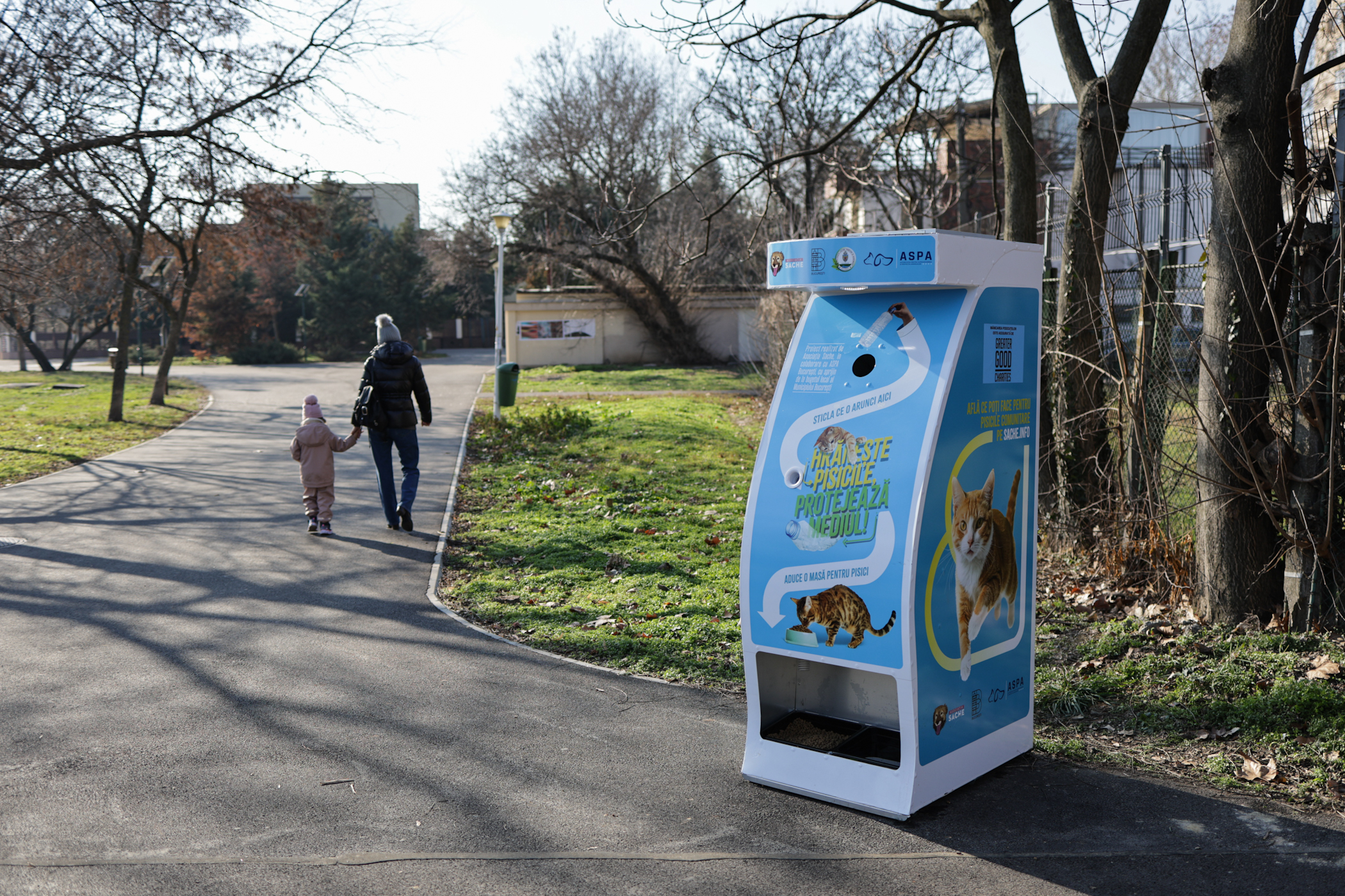 Donezi o sticlă de plastic și hrănești gratuit pisicile din parcul Tineretului din București. A fost montat primul dispozitiv inteligent pentru animăluțe