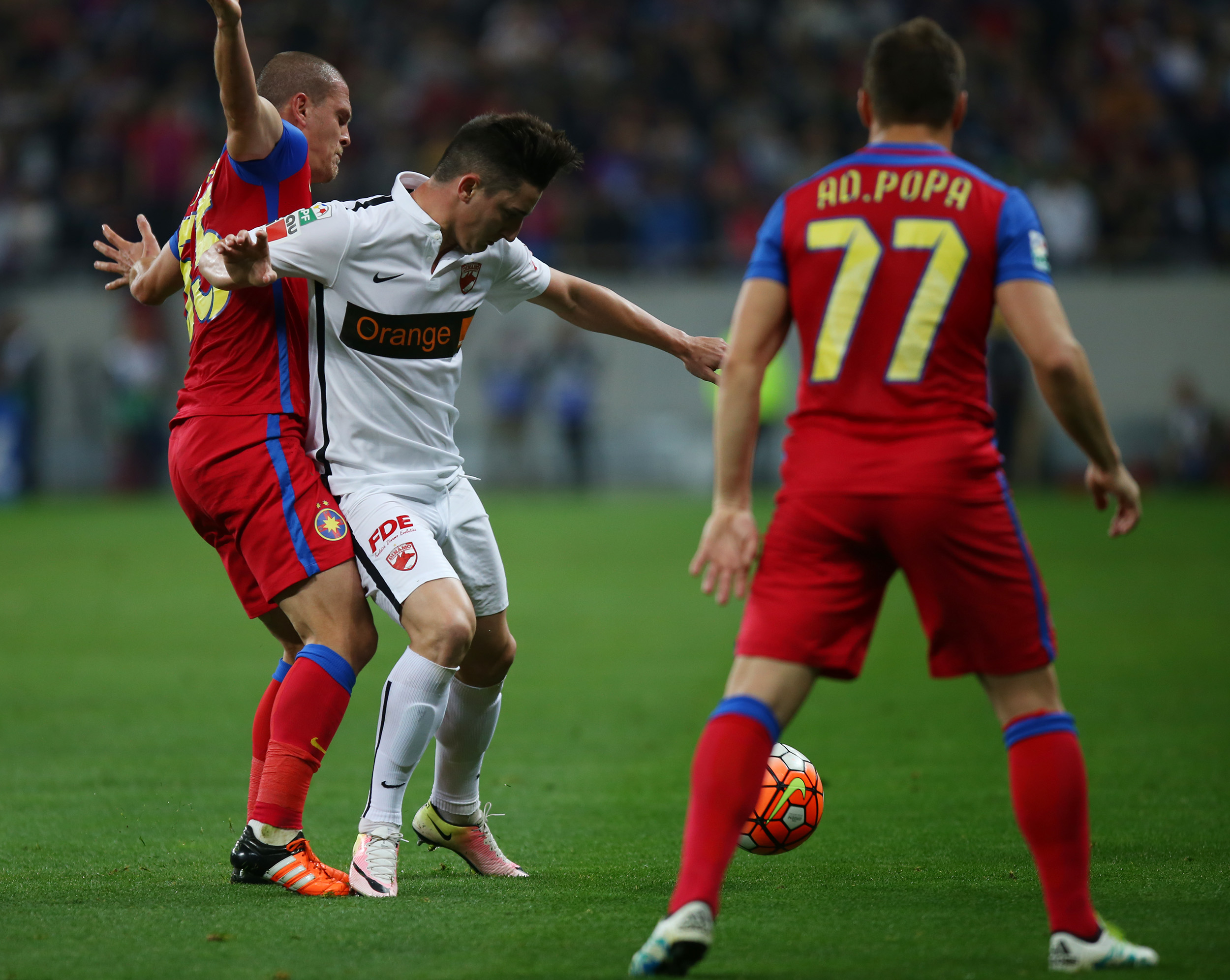Derby de România. Steaua - Dinamo 1-1. Meciul a fost decis de un autogol şi de reuşita "rezervei" Gnohéré. Reacţii / FOTO & VIDEO