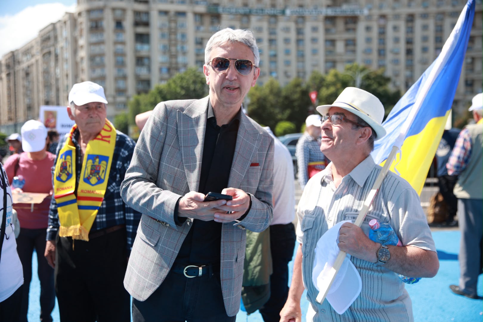 „Marșul Normalității”, condus de Diana Șoșoacă, a adunat câteva sute de oameni: scandări împotriva minorităților și a lui Ilie Bolojan