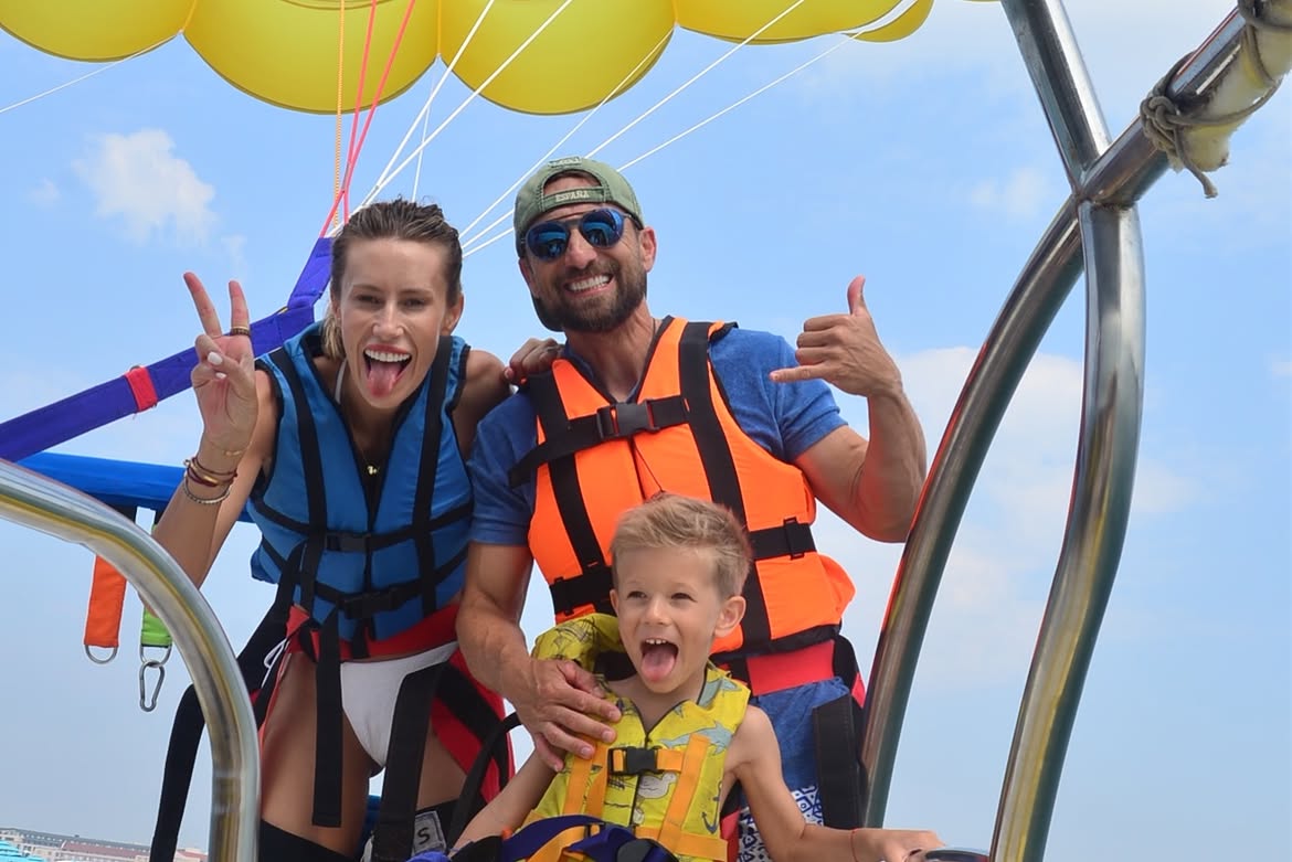 Gabriela Prisăcariu și Dani Oțil, aventură în Turcia, alături de fiul lor. Modelul a încercat parasailing pentru prima dată