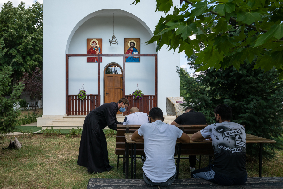 Preotul care îi învață alfabetul pe deținuții de la Jilava și le dă teme de făcut în celulă. „Daniel scrie cel mai frumos, așa îmi pare mie”