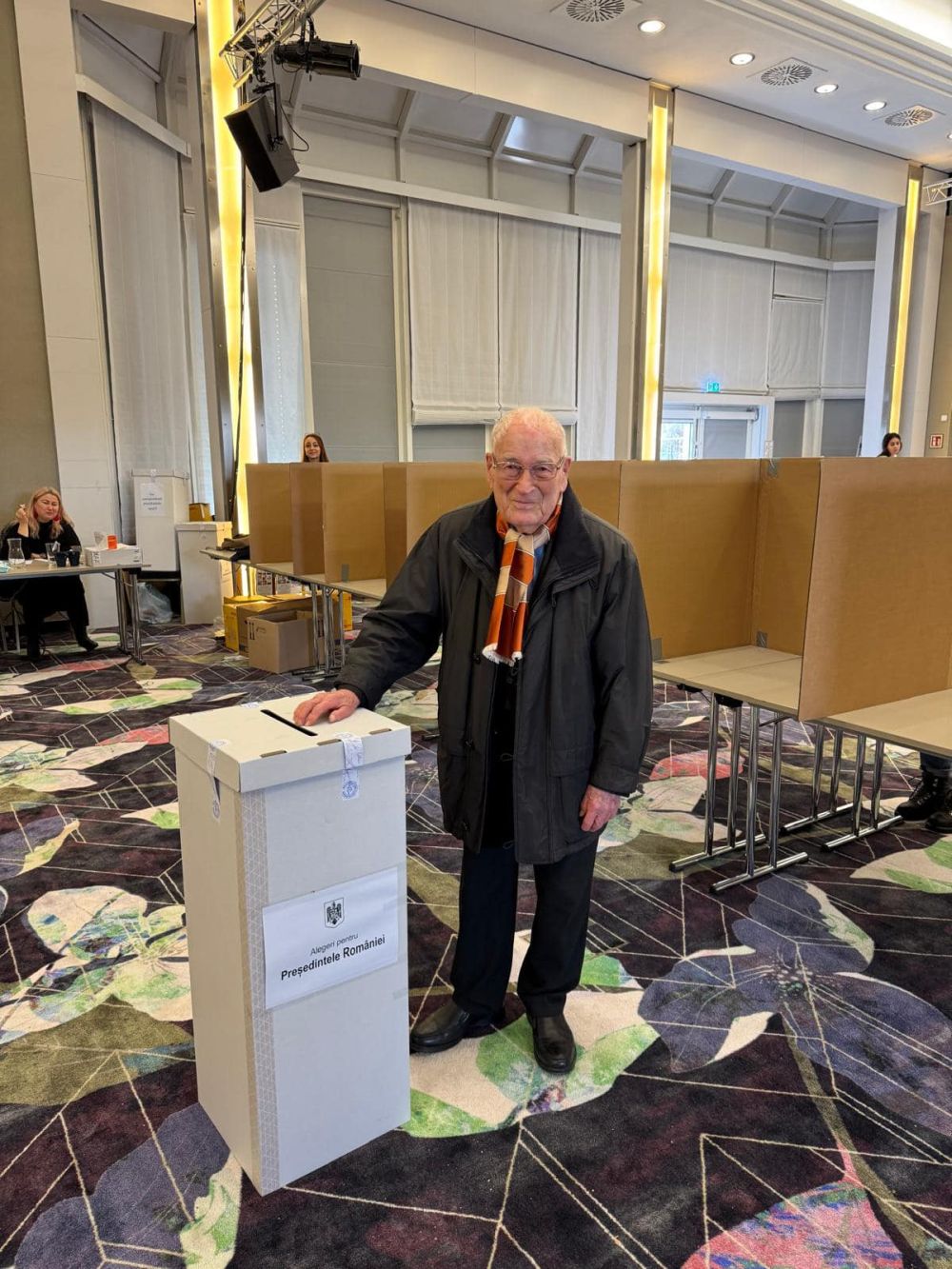 Imagini cu românii care au votat în diaspora la alegerile prezidențiale. Cel mai vârstnic alegător are 100 de ani