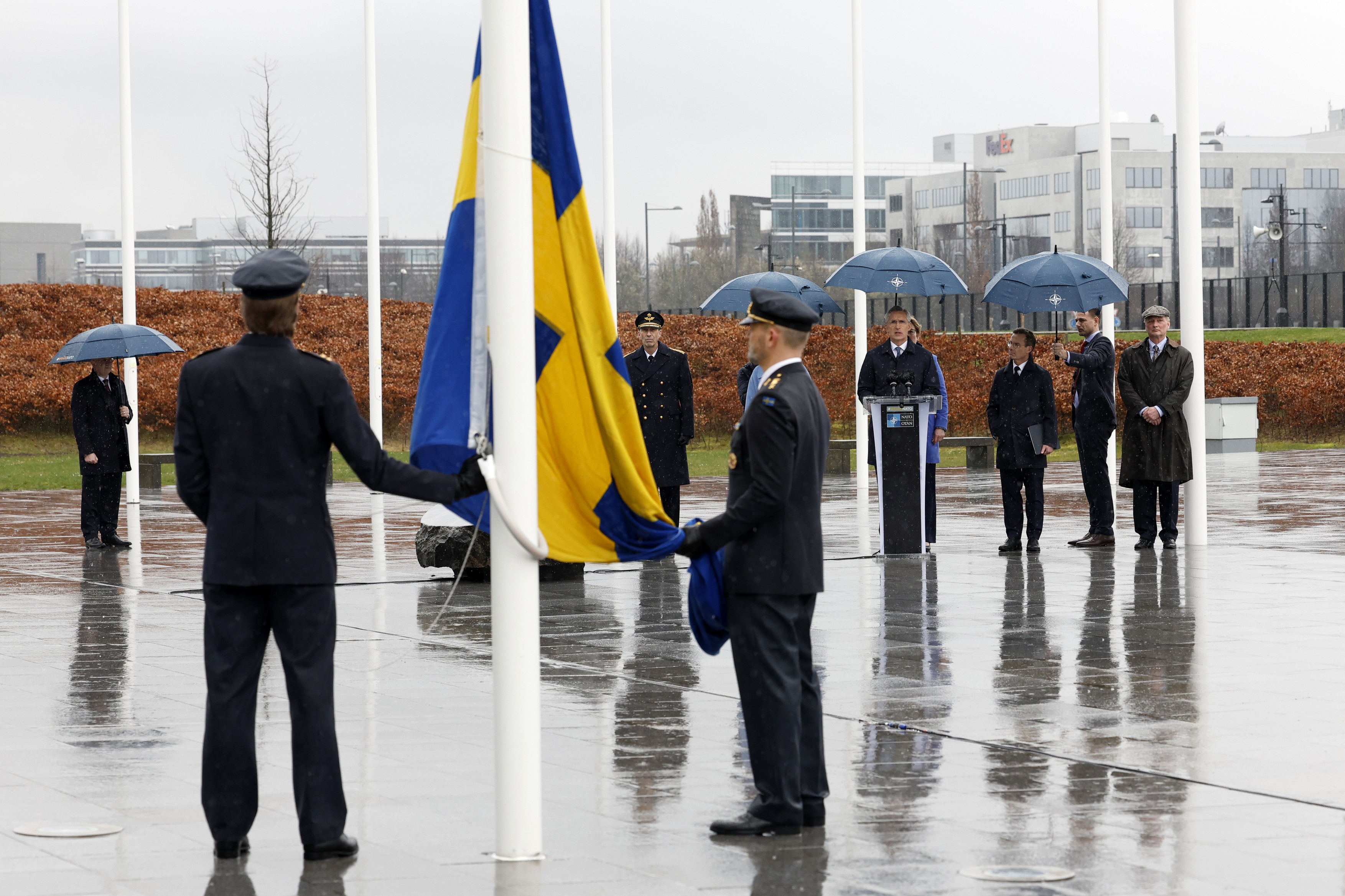 Steagul Suediei, arborat la sediul NATO. Jens Stoltenberg: „Putin a eșuat. NATO este mai mare şi mai puternică”