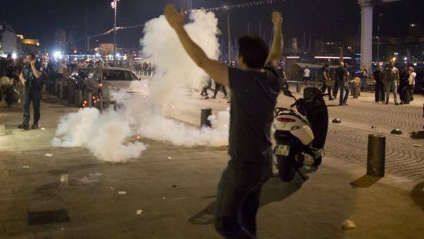 Euro 2016. E război la Marsilia! Poliția a intervenit cu gaze lacrimogene și a operat arestări / GALERIE FOTO și VIDEO