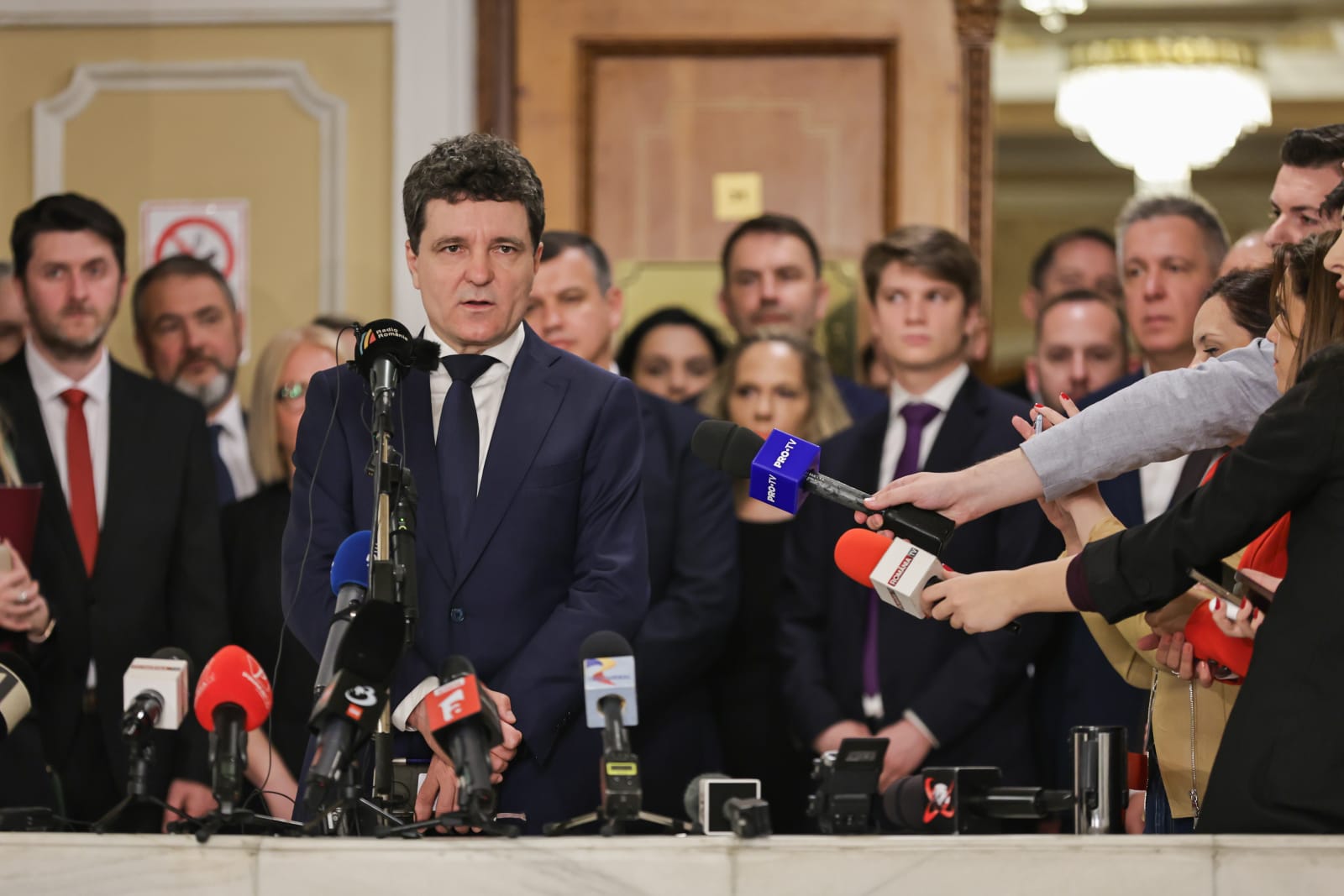 Oamenii președintelui Dan, noile mutări politice și debutul negocierilor pentru guvern. Prima predare simbolică a puterii | Reportaj