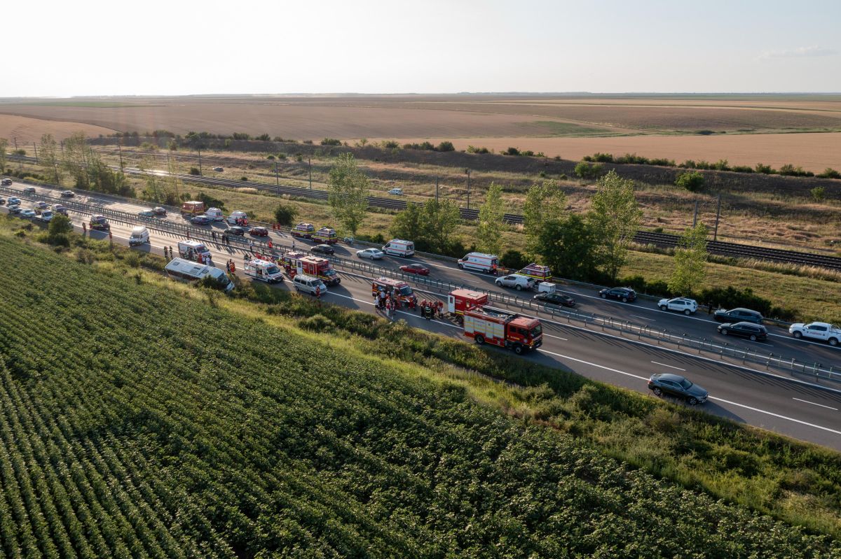 Autocar cu 22 de copii, răsturnat pe Autostrada Soarelui A2. O persoană a murit, iar un minor este în stare gravă