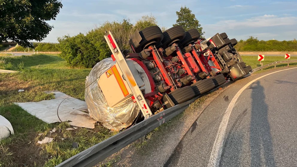 Un șofer român care transporta 26.900 de litri de bere și era beat la volan a răsturnat cisterna, în Germania