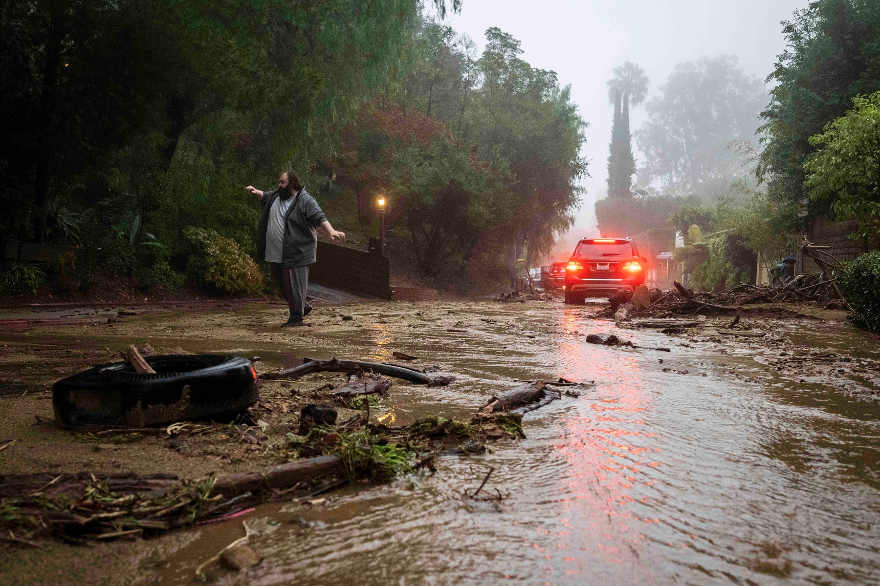 Statul California, măturat de inundații din cauza furtunilor puternice. Mii de locuitori evacuați și pene de curent masive