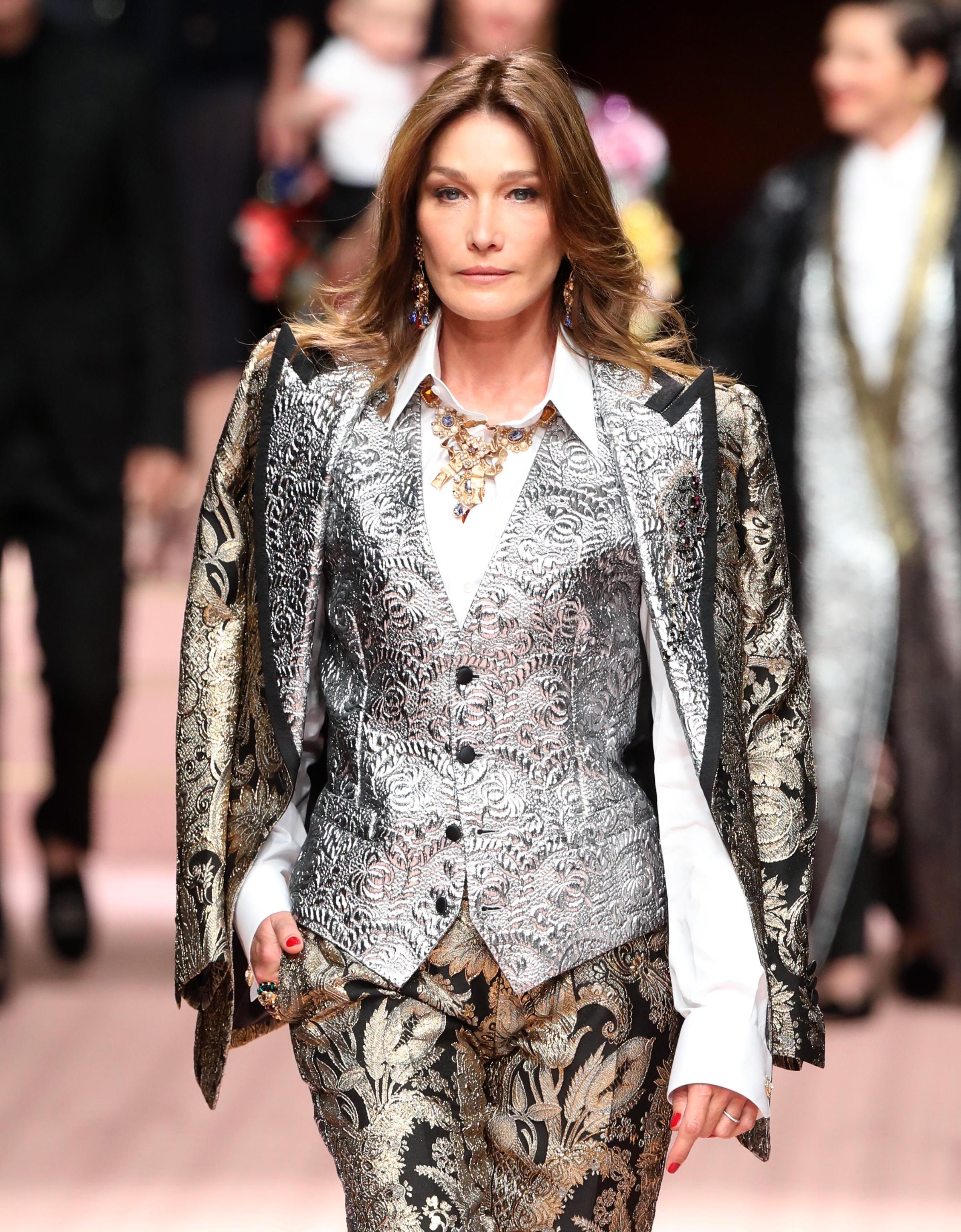 FOTO | Prezentare cu modele din anii '90 pentru Dolce & Gabbana. Pe podium au urcat Monica Bellucci, Carla Bruni și Helena Christensen