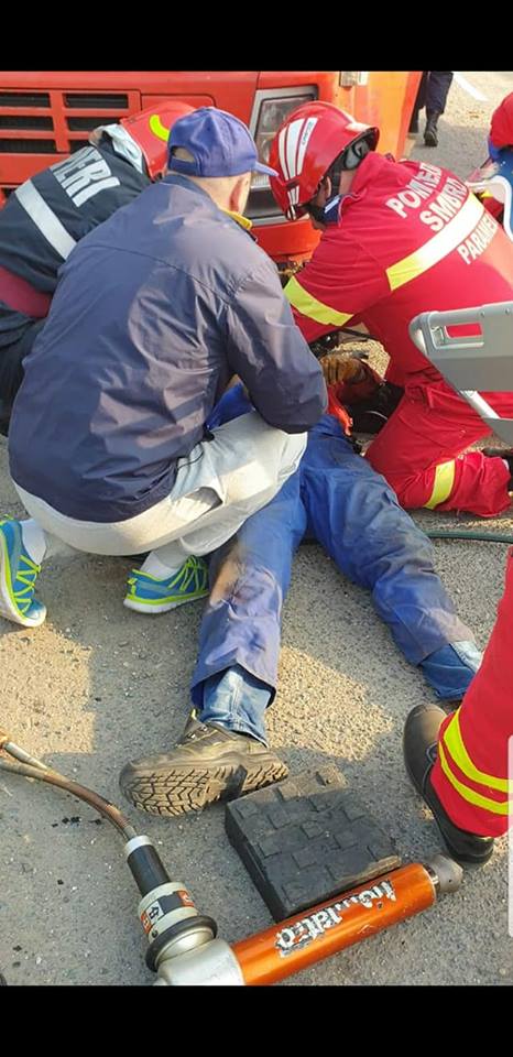 Șofer prins sub TIR-ul pe care îl repara, într-o parcare din Hunedoara. Operațiunea de salvare a fost una dificilă (FOTO)