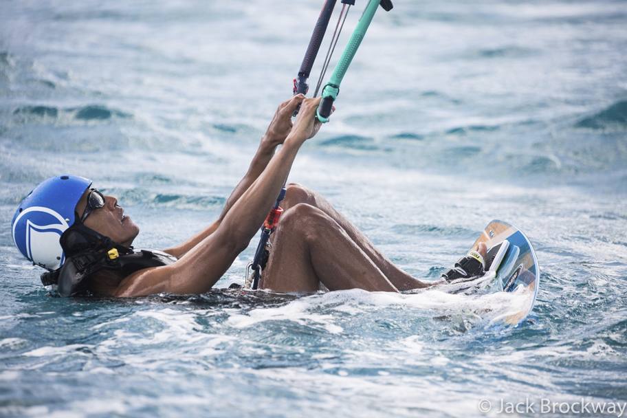 Obama se relaxează practicând surfingul. Fostul președinte al SUA își face de cap / GALERIE FOTO