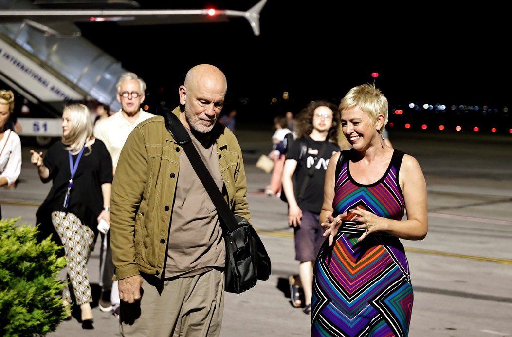 John Malkovich a ajuns în România. Actorul va urca pe scena Teatrului Național din Timișoara