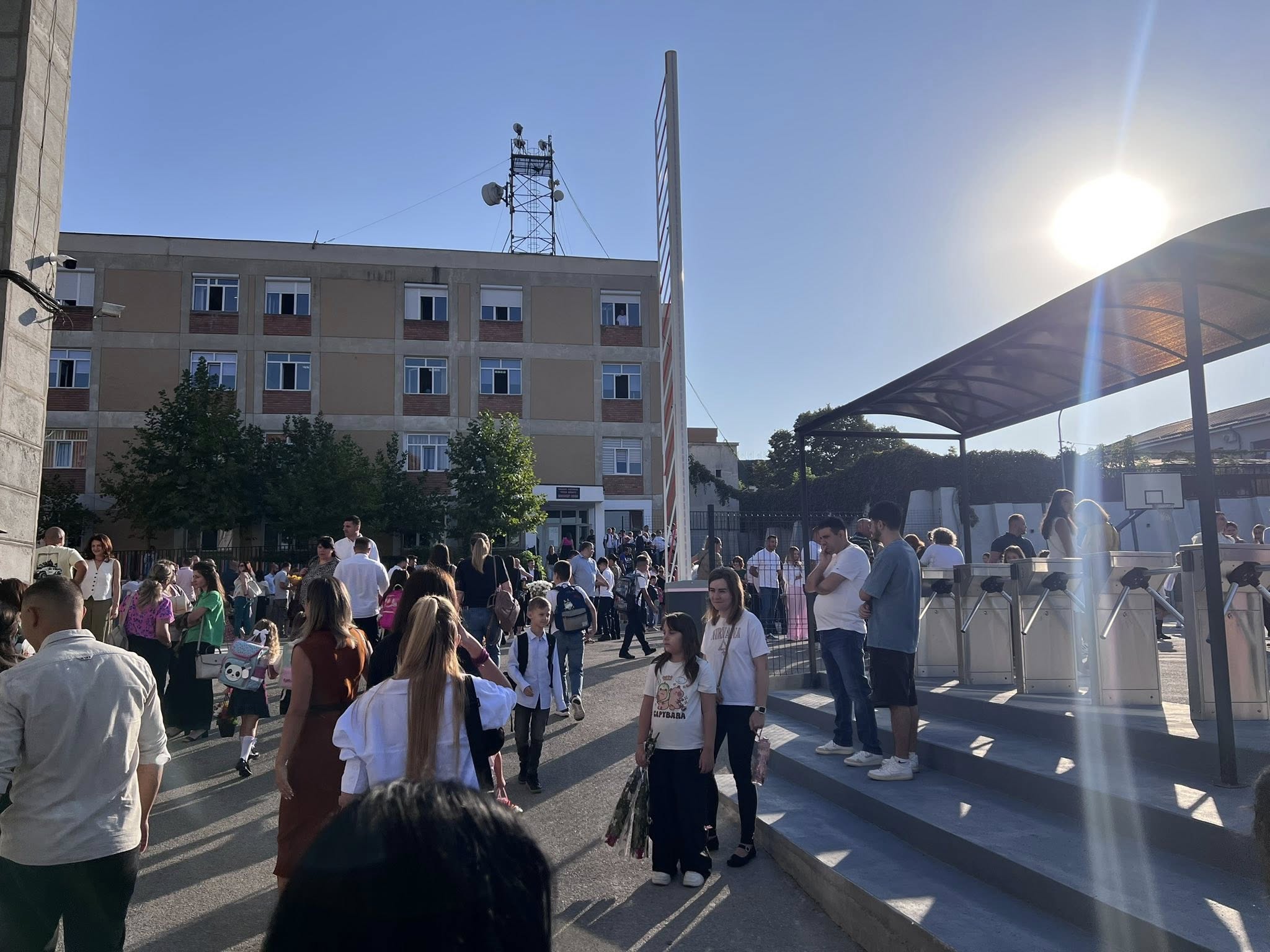 La un liceu din Craiova, accesul se face ca la metrou, pe bază de cartelă
