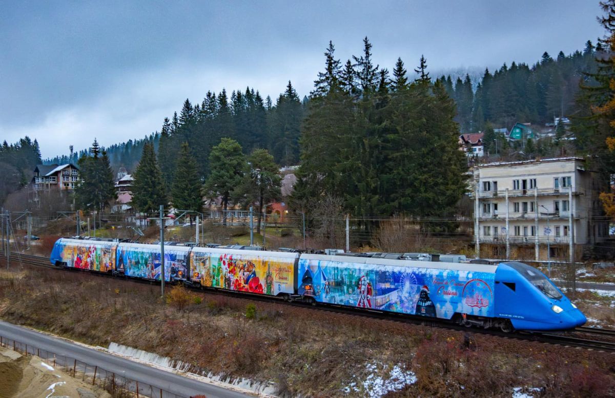 Târgul de Crăciun din Craiova, unde un mic costă 7 lei, e promovat pe cel mai modern tren din România, care circulă spre Brașov