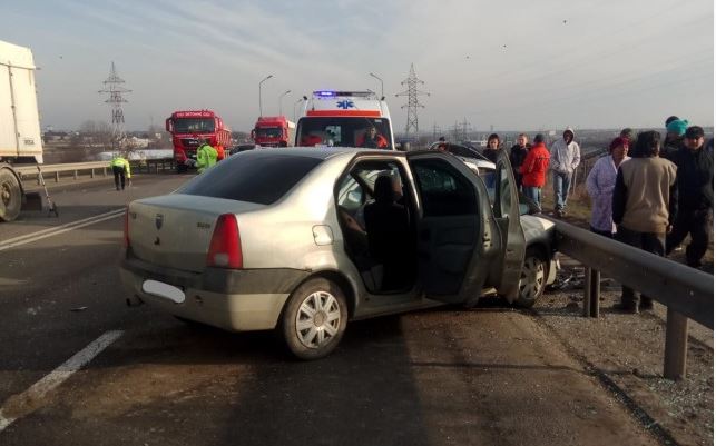 Carambol pe un drum din Ovidiu, soldat cu doi răniți. Unul dintre ei a fost preluat de un elicopter SMURD