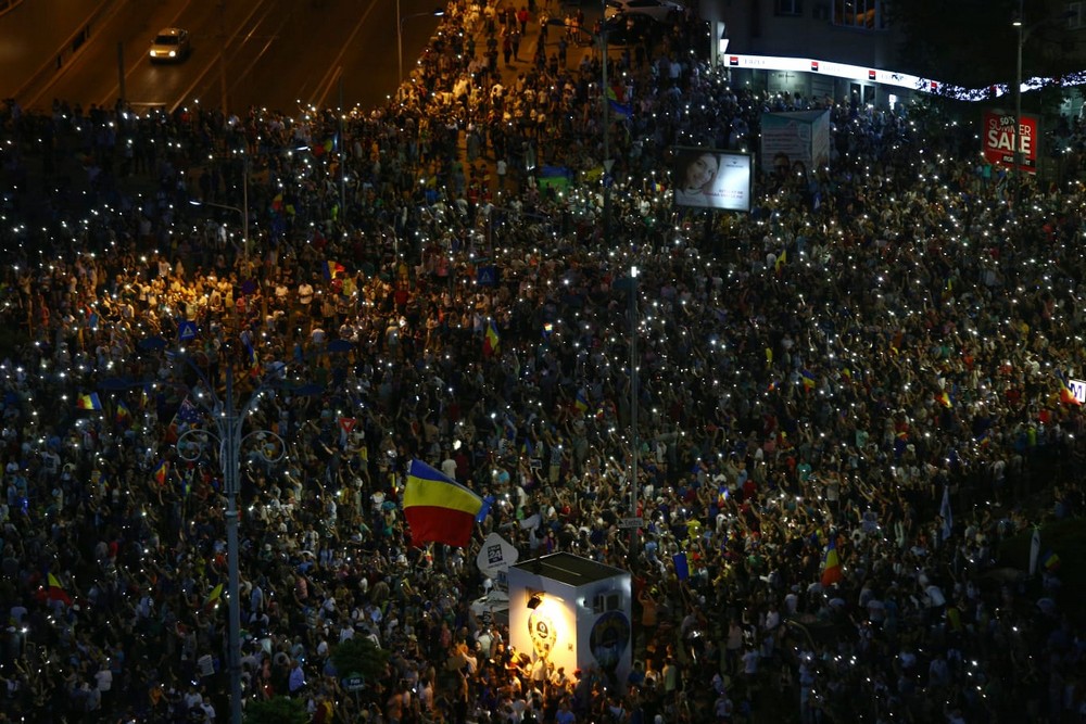 UPDATE. Război de stradă între jandarmi și huligani, în Piața Victoriei. 452 de persoane rănite / VIDEO&FOTO