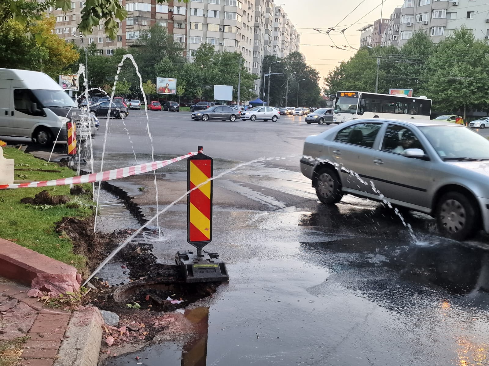 Secetă, dar nu și în sectorul 3. O fântână arteziană creată accidental udă mașinile care circulă în intersecția de la Baba Novac