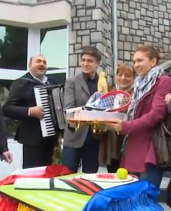 VIDEO | Cine este lăutarul care a animat petrecerea campionilor de la CFR Cluj. Iulian de la Ciocănești le-a cântat unor sportivi celebri: Simona Halep, Ilie Năstase sau Lucian Bute