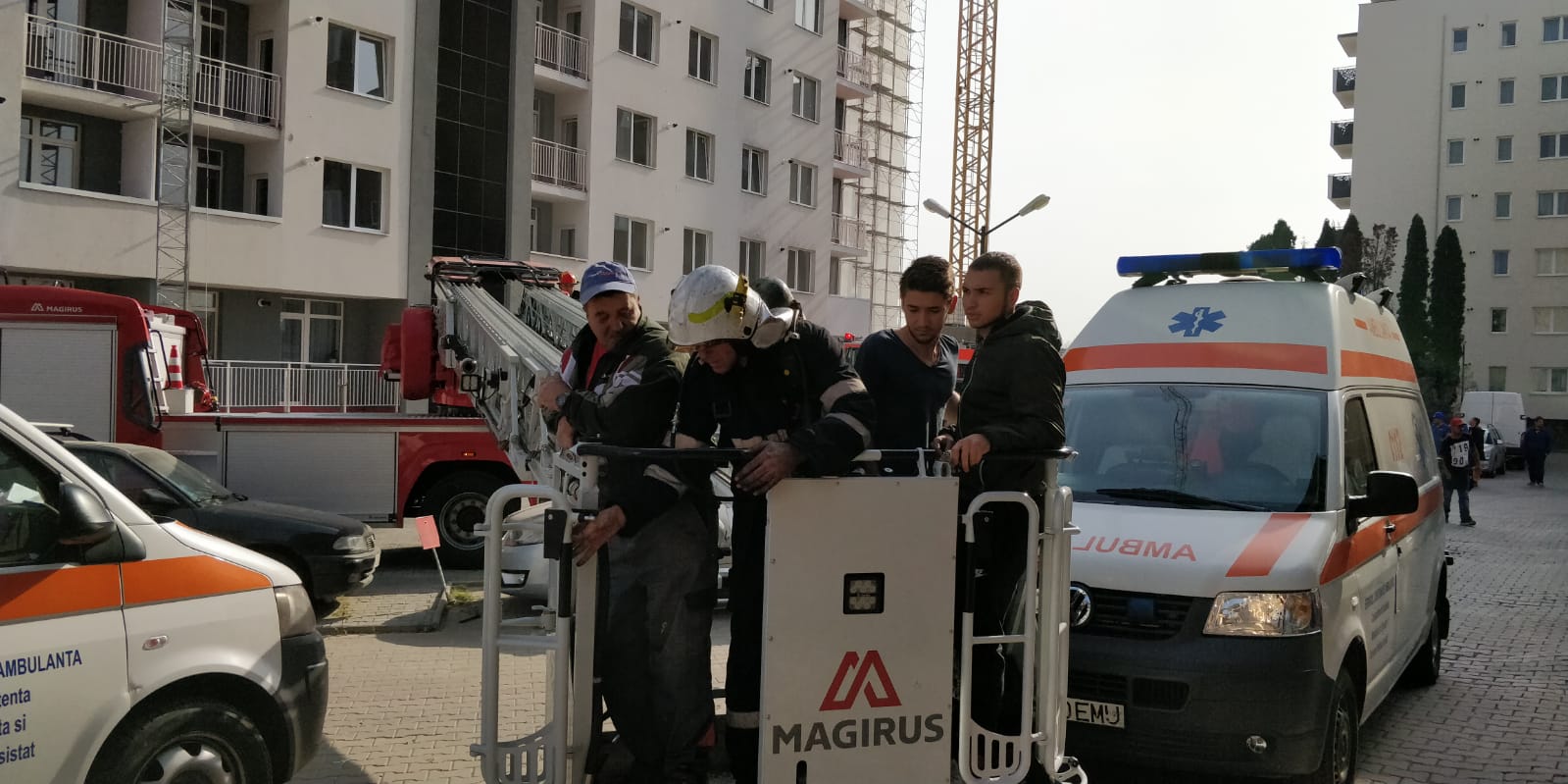 Incendiu la un bloc din Cluj-Napoca. Locatari evacuaţi de pompieri cu scara