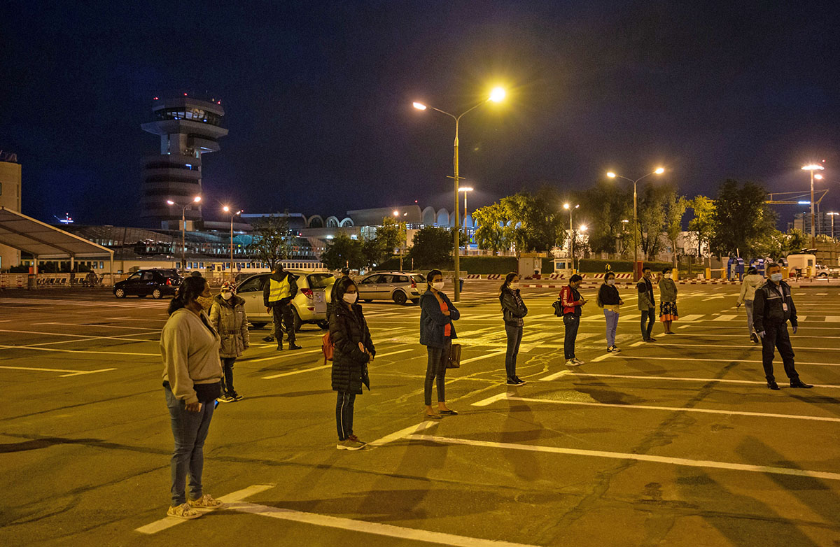 Saga umilinței. 36 de muncitori srilankezi, concediați de la o fabrică din Botoșani, au fost abandonați pe Otopeni, după ce au fost plimbați opt ore cu autocarul. „Nu-i treaba noastră că s-a închis aeroportul din Sri Lanka”
