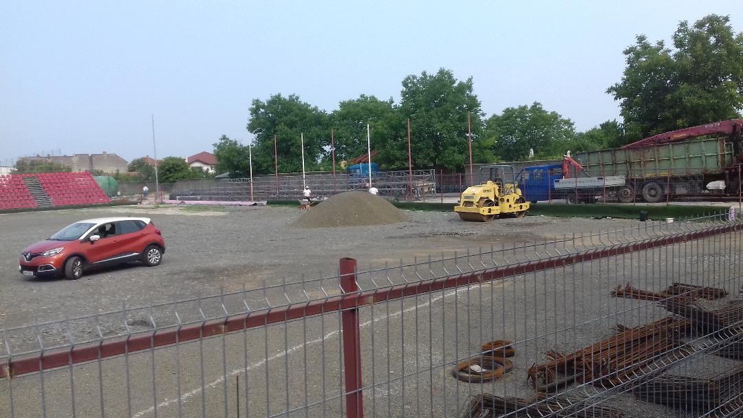 Pe arena ”Motorul” din Arad se montează covor sintetic / GALERIE FOTO
