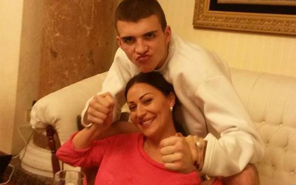 Fiul lui Arkan face box. Tatăl lui e fostul lider paramilitar sârb, ucis în 2000, mama - fost manechin, e patroana de la Obilici | FOTO