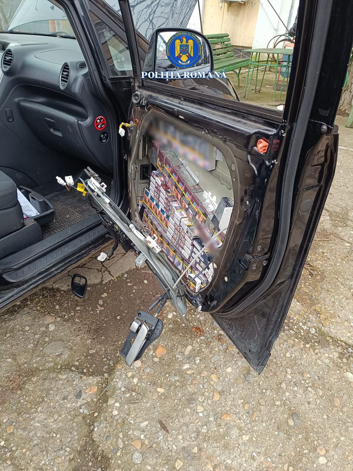 Un șofer a ascuns 8 metri pătrați de pachete cu țigări într-o Dacia Duster, la Roșiorii de Vede