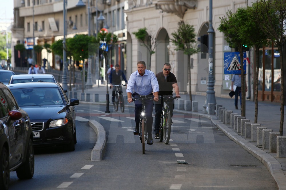 EXCLUSIV. Iohannis a mers cu bicicleta la serviciu, de la reședința oficială la Cotroceni / FOTO&VIDEO