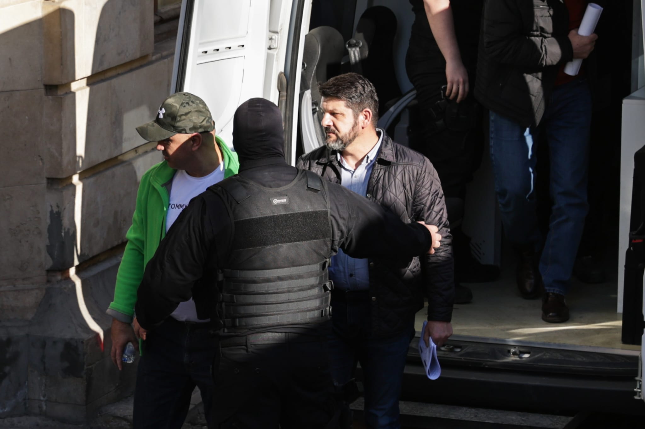 Primele imagini cu cei 6 bărbați din Comandamentul Vlad Țepeș acuzați de trădare. Doi dintre ei au fost arestați preventiv