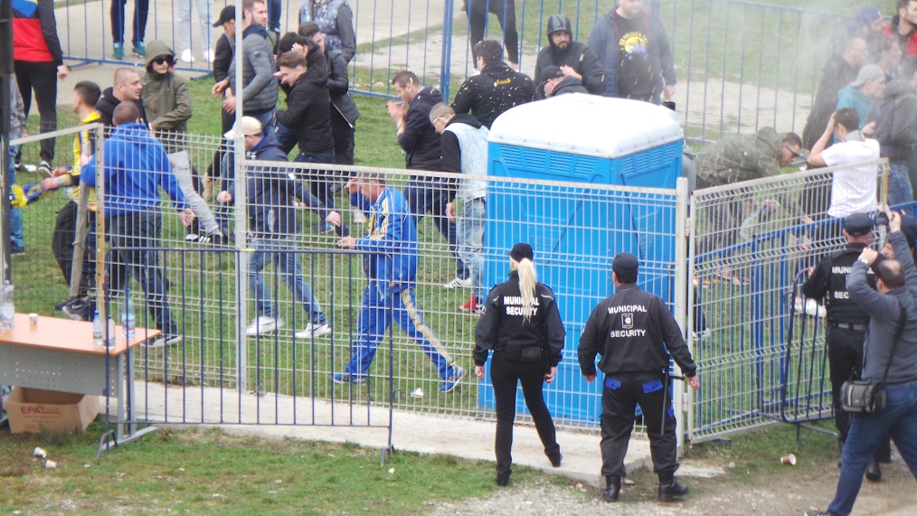 Bătăi între suporterii echipei Petrolul Ploiești și forțele de ordine, la Aninoasa. Incidente grave în Dâmbovița / FOTO&VIDEO