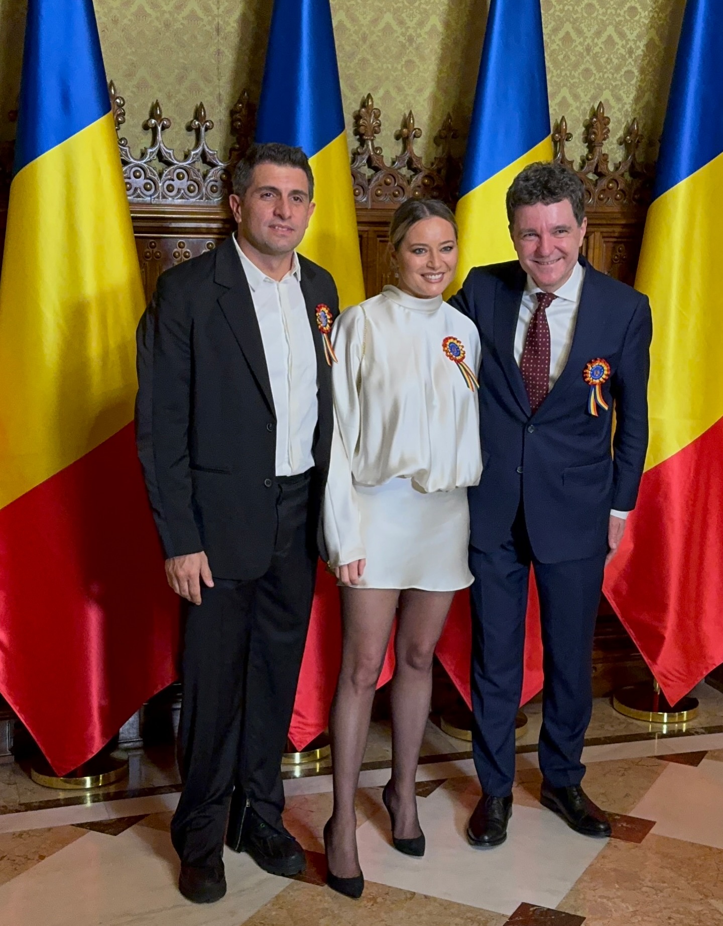 Mirabela Grădinaru, înconjurată de vedete la recepția de la Palatul Cotroceni de Ziua Națională. Partenera lui Nicușor Dan a purtat gri