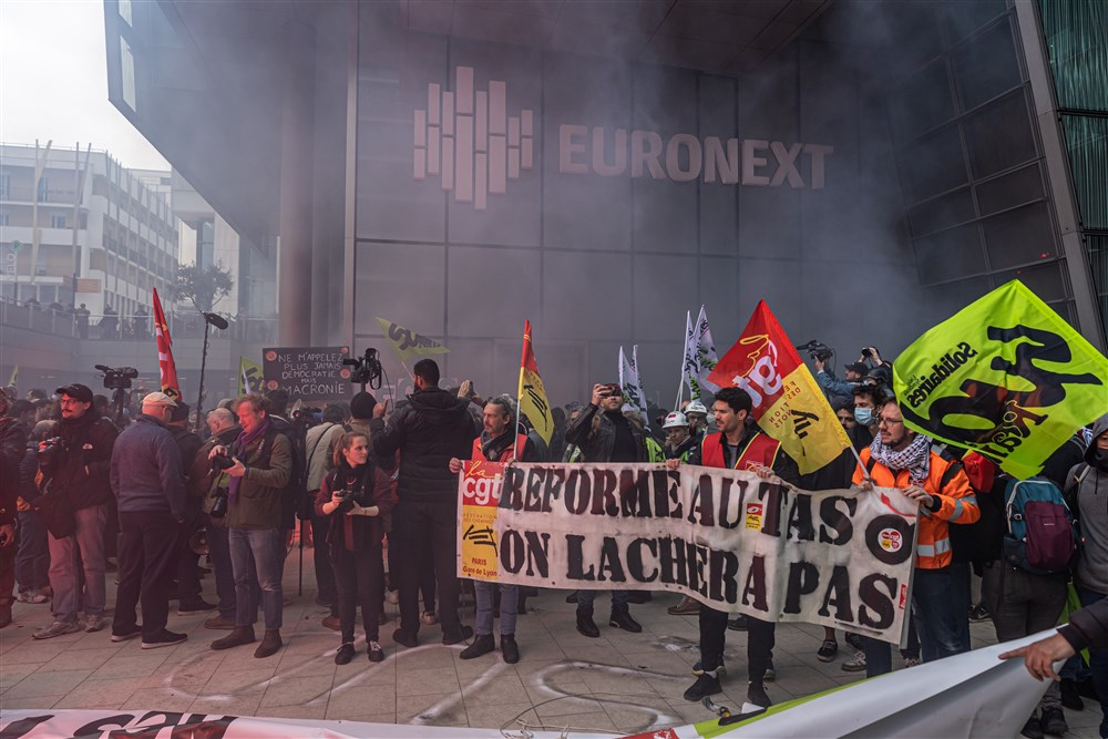 Protestatarii francezi au intrat cu torțe în sediul unei companii financiare din Paris, pe fondul furiei față de legea pensiilor