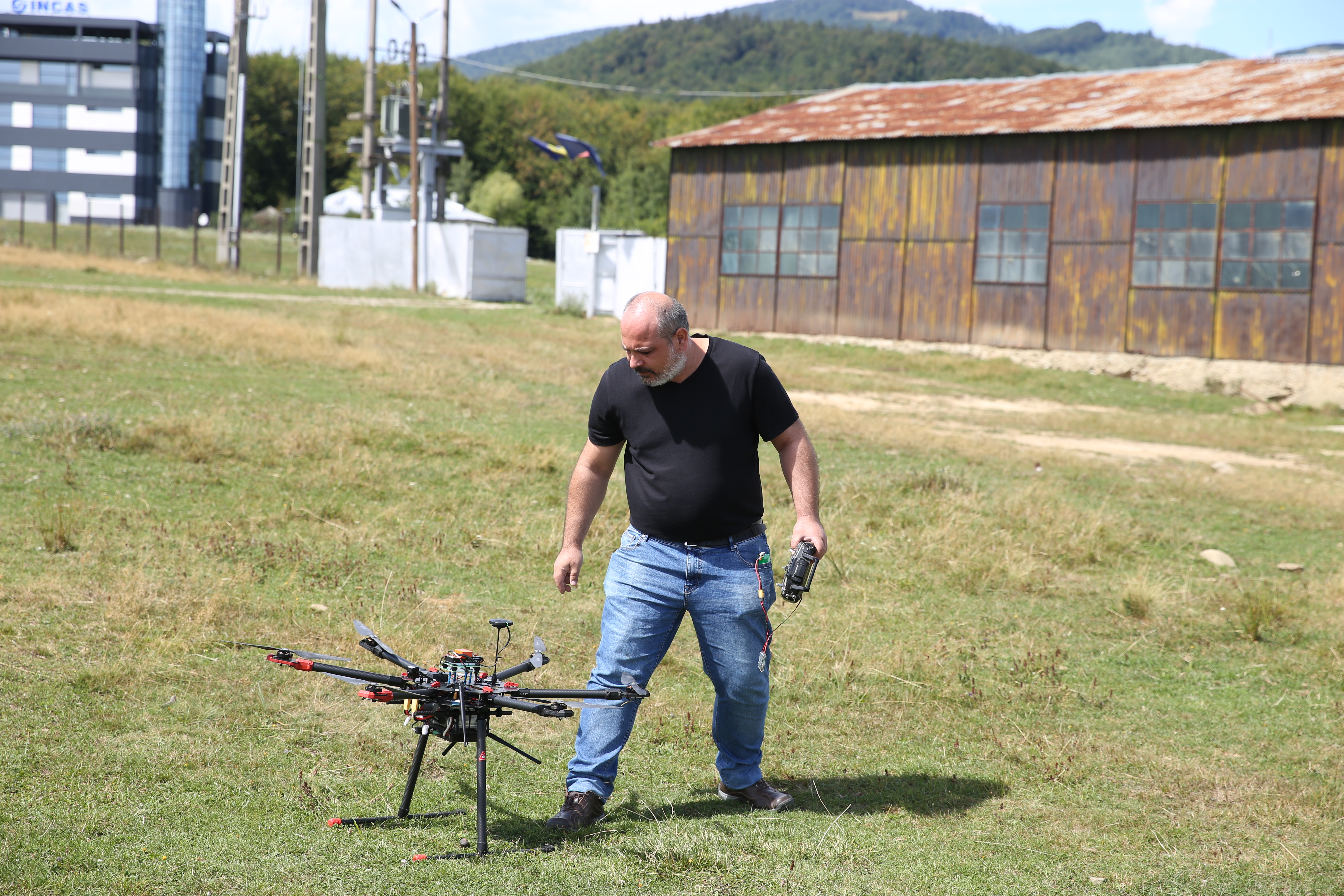 Drone românești trimise la luptă împotriva COVID-19. Misiunea lor: livrări urgente și depistarea oamenilor care nu poartă mască